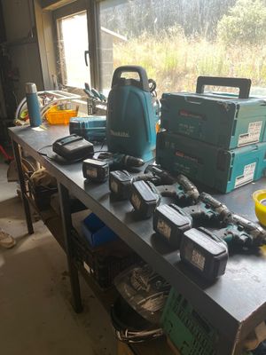 de nombreux outils sur un établi dans un garage
