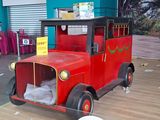 un camion rouge exposé dans un magasin