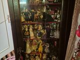 une vitrine contenant de nombreuses poupées