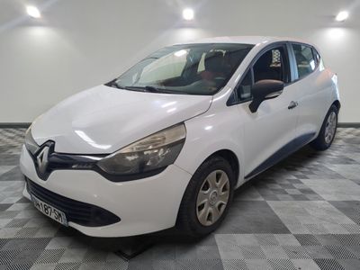 la voiture blanche est garée dans le garage sur le sol en damier