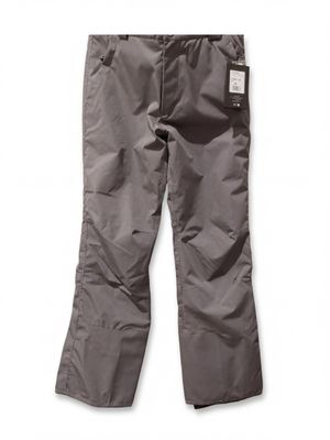 un gros plan d'un pantalon sur fond blanc
