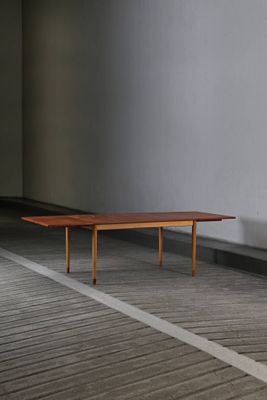 une table posée sur le sol d'une pièce