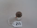 une photo d'une bague à laquelle est attachée une étiquette