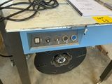 une machine posée sur une table