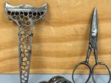 une paire de ciseaux et une autre paire de ciseaux à côté d'un morceau de bois