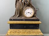 une horloge posée sur une table