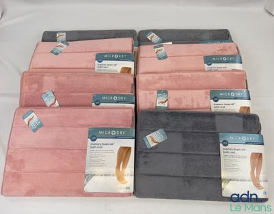 six paires de serviettes roses et noires sont posées sur un lit