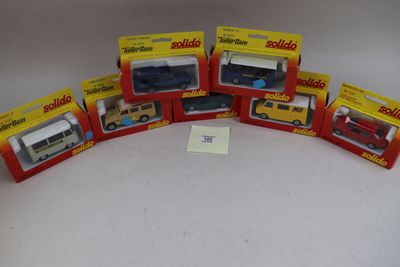 six petits véhicules jouets emballés, dont un bus, un camion et un bus