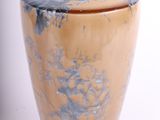 un vase posé sur une surface blanche