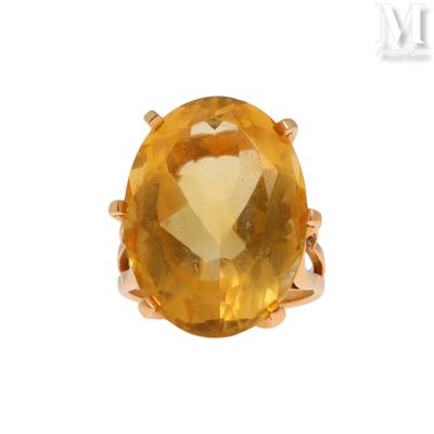 une image d'une bague sertie d'une grosse citrine