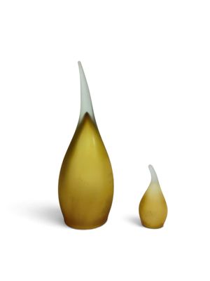 vases jaunes et blancs, avec le haut et le bas blancs