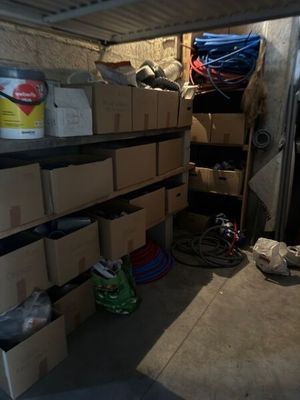 une pièce avec beaucoup de boîtes et de cartons sur les étagères