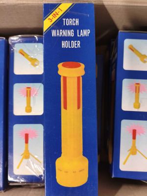 une boîte de douilles pour lampes d'avertissement « Torch » sur l'étagère