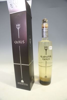 une bouteille de vodka posée à côté d'une boîte sur une table
