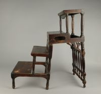 Chaise formant escabeau en bois tourné foncé à quatre marche… (photo 3)