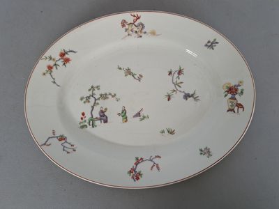 Bernardaud Plat ovale modèle en porcelaine Chantilly.