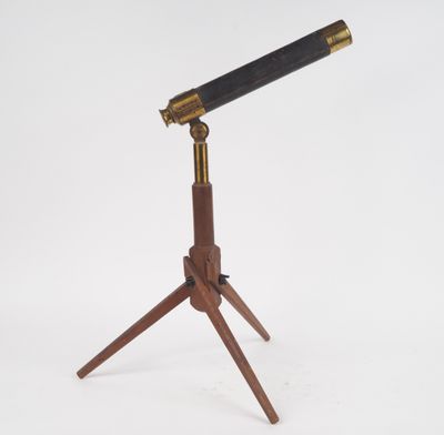 Lunette astronomique en cuir et laiton, sur un piétement tri…