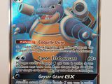 gros plan d'une carte pokemon sur une table
