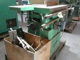 une machine qui se trouve à l'intérieur d'un bâtiment