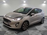 une Ford Fiesta argentée garée sur un sol en damier dans un garage