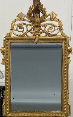 Miroir en bois doré et stuc à décor de frise de perles surmo…