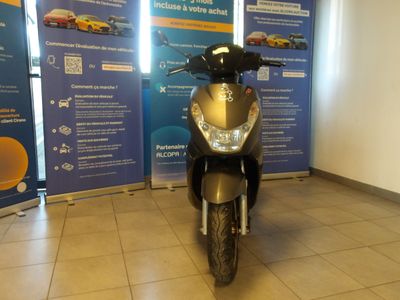 une moto garée dans un showroom