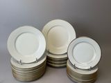 plusieurs assiettes sont empilées sur une table