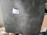 un bout de papier collé à l'arrière d'une chaise