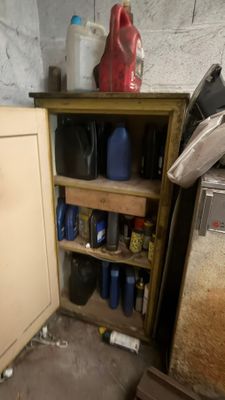 une petite armoire dans un coin de la pièce