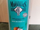 La bouteille d'huile de coco est posée sur un plan de travail.