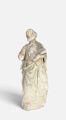 une image représentant une statue d'une femme en robe blanche