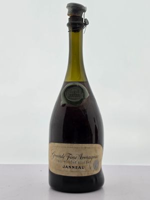 une bouteille de vin posée sur une table