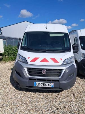 deux camionnettes garées l'une à côté de l'autre dans un parking