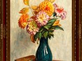 une peinture de fleurs dans un vase bleu sur une table