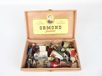 une boîte en bois remplie d'un assortiment de bonbons et de confiseries