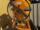une machine jaune qui est posée contre le mur d'un immeuble