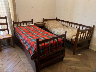 Ensemble de chambre à coucher comprenant : - deux lits et de…