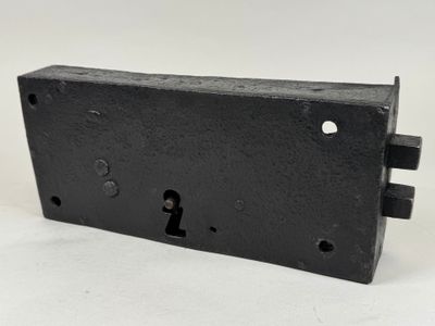 Importante serrure en fer forgé.