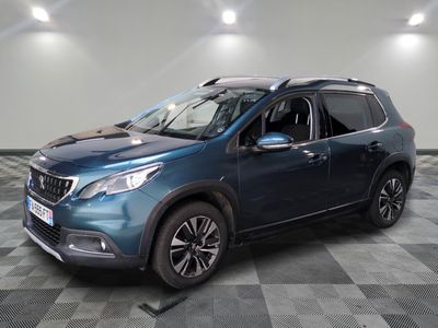 Le SUV bleu est garé dans une grande pièce au sol carrelé.