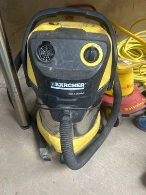 un aspirateur jaune et noir posé par terre