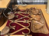 une table sur laquelle sont posés plusieurs parasols