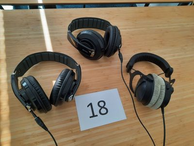 deux casques posés sur une table, avec une étiquette de prix