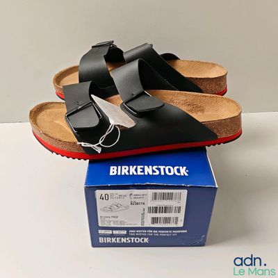 une paire de sandales posée sur une boîte