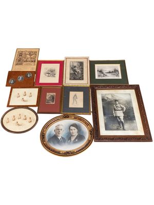 de nombreuses photos encadrées d'hommes et de femmes accrochées au mur