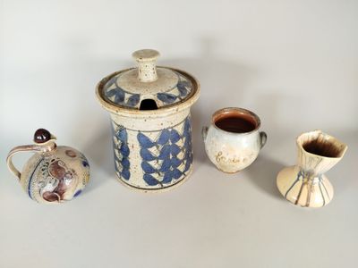 Réunion de quatre pièces en céramique comprenant une verseus…