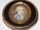 portrait d'un homme en manteau bleu dans un coffret plaqué or