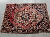 un tapis persan ancien posé au sol