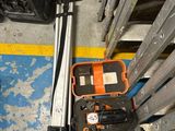 les outils qui traînent par terre près de l'escalier