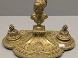 une figurine ancienne en laiton surmontée d'un buste