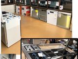 de nombreuses photos d'une cuisine équipée de nombreux appareils électroménagers